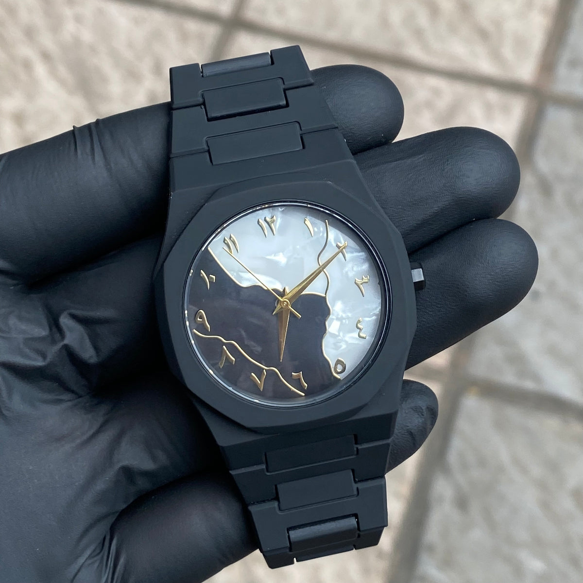 Reloj Clásico con Números Árabes - Resistente al Agua